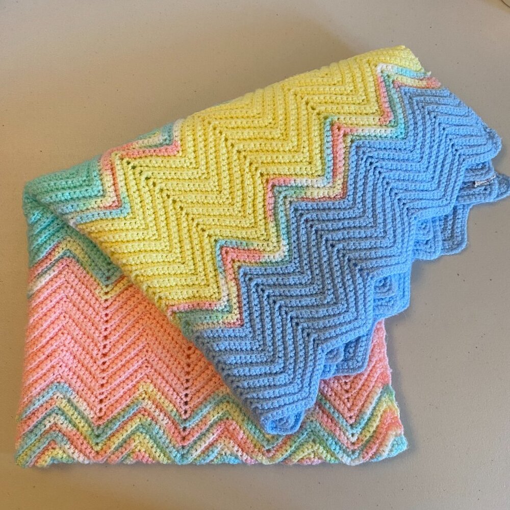 VTG Hand Knit 44 x 25" Baby Blanket Lap Blanket Pastel Chevron Made By Grandma